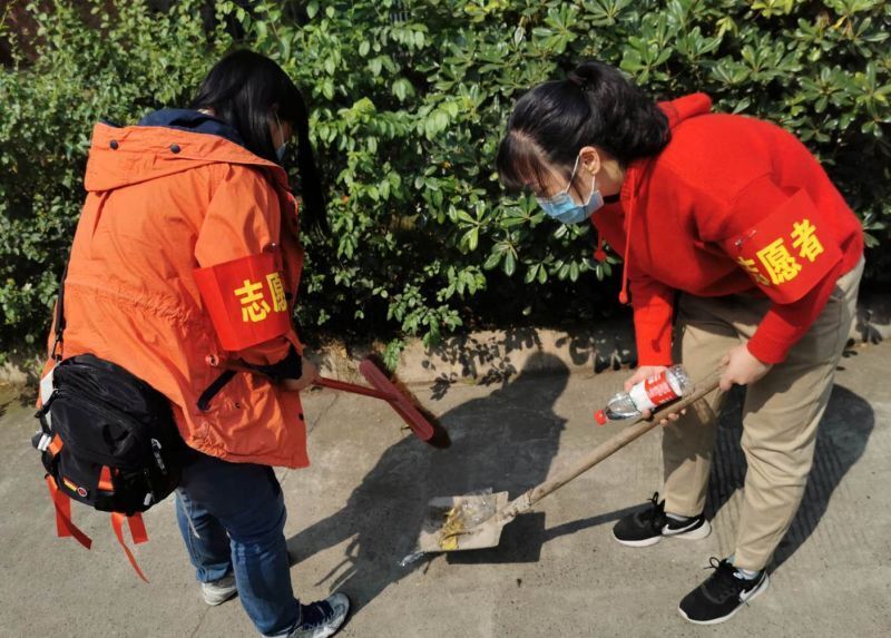 走進社區(qū)  助力創(chuàng)衛(wèi) 自貢高投集團志愿者積極開展包掛活動